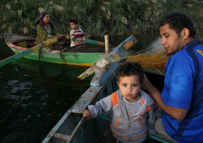 Mann und Frau mit zwei Kindern beim Fischen