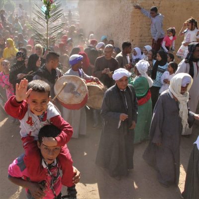 Menschen bei einer Prozession