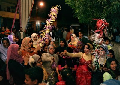 Frauen tanzen und singen bei Fest