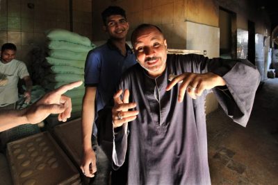 Maenner posieren in der Backstube