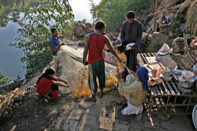 3 Männer bereiten ein Netz für den Fischfang vor