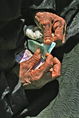 von Arbeit gezeichnete Haende zaehlen Geldscheine