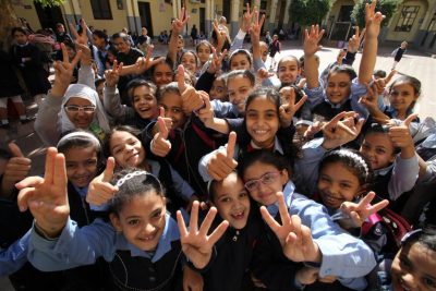 Große Gruppe Kinder lacht in die Kamera