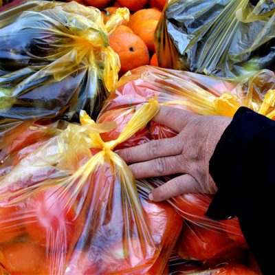 Farbenfrohes Angebot von Obst und Früchten