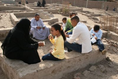 Familie bei Pause mit Imbiss