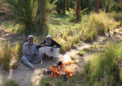 Zwei Maenner bei Teepause