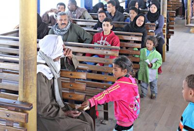 Kind gibt Bettler Geld