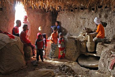 Kinder beobachten Toepfer bei der Arbeit