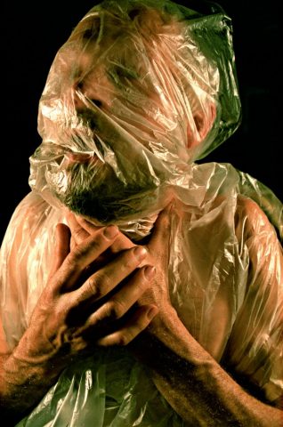 Mann mit Foliensack über Kopf