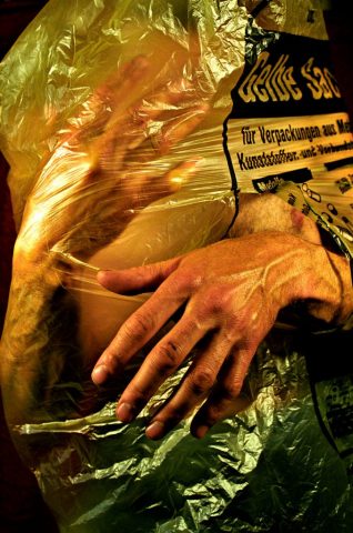 Körper eines Mannes in Müllsack