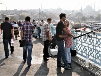 Paar, Angler und Passanten