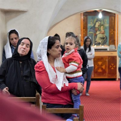 Frauen und Kinder in der Kirche