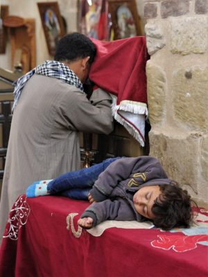 schlafendes Kind +betender Mann