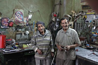 zwei Männer in Schlosserwerkstatt