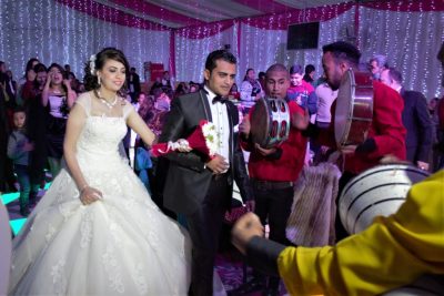Hochzeit: Brautpaar, Musiker und Gäste