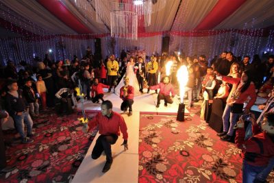 Männer tanzen mit Feuer bei Hochzeit