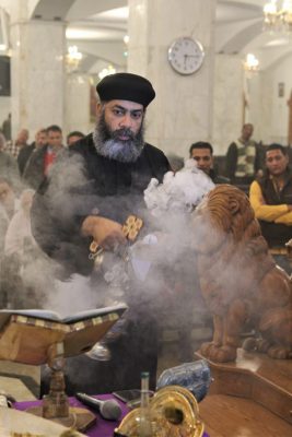 Priester schwenkt Weihrauchbehälter