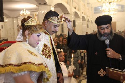 Brautpaar und Priester