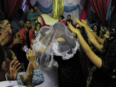 Das Paar tanzt gemeinsam unter dem Schleier