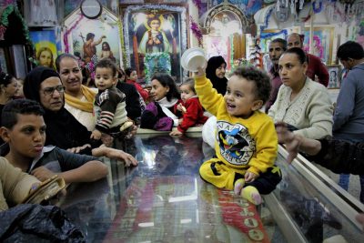 Frauen und Kinder in der Kirche
