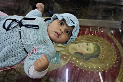 Baby liegt in Kirche