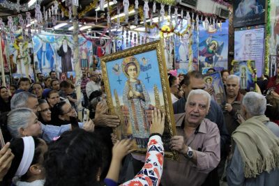 Männer tragen heilige Bilder