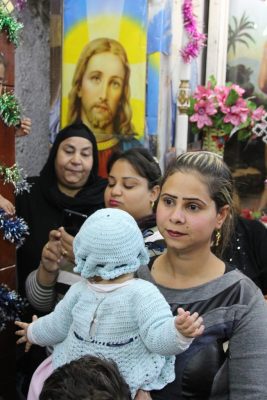 Frauen mit Baby in Kirche