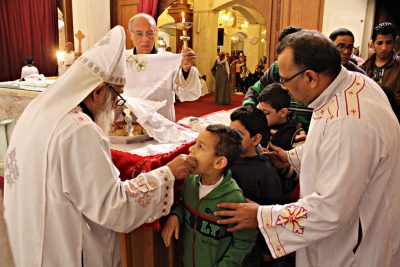 Kinder erhalten Abendmahl