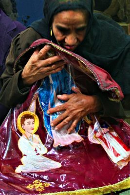 Frau hält heiliges Tuch