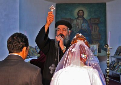 Priester_segnet das Brautpaar