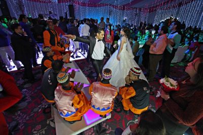 tanzendes Brautpaar bei Feier