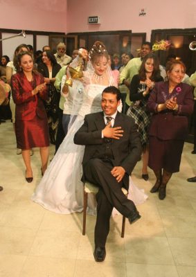 Braut schwingt Weihrauchgefäß