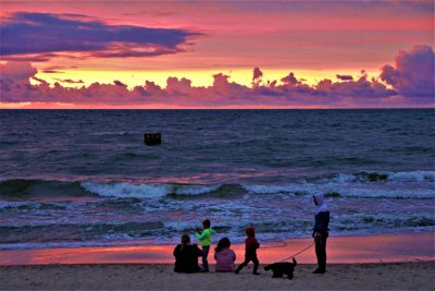 Familie im Abendrot am Strand