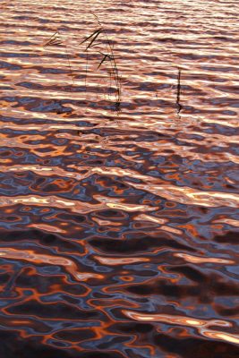 Abendhimmel spiegelt sich in kleinen Wellen