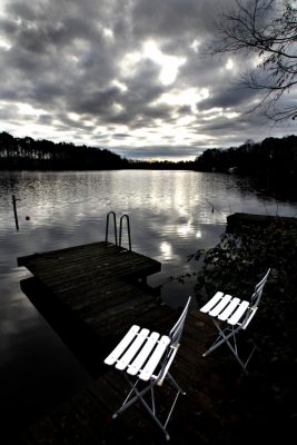Zwei Stühle und Steg an einem See