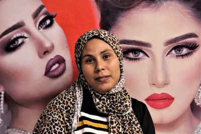 Frau vor Werbeplakat