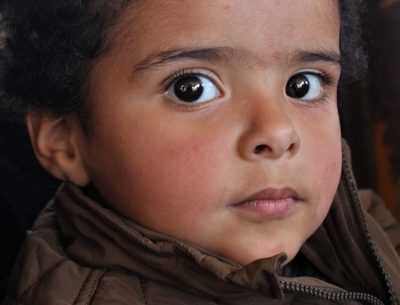 Kleinkind blickt aufmerksam