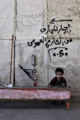 Junge sitzt neben Shisha