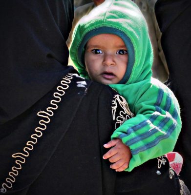 Baby im Arm von Frau