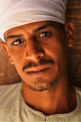 junger Mann blickt in Kamera