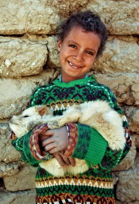 Junge mit Hund im Arm