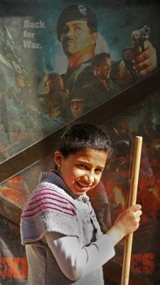 Kind vor Plakat mit S. Stallone