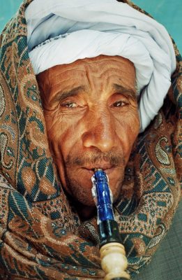 Mann raucht Wasserpfeife