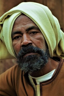 Mann mit schwarzem Bart und hellem Turban