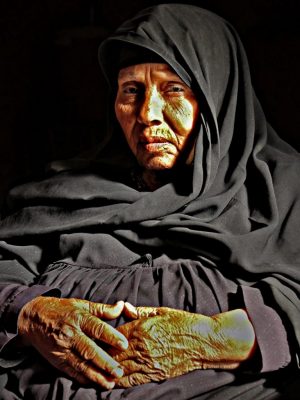 alte Frau in schwarzem Gewand