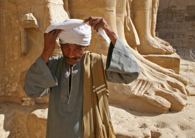 Mann bindet Turban an historischer Stätte